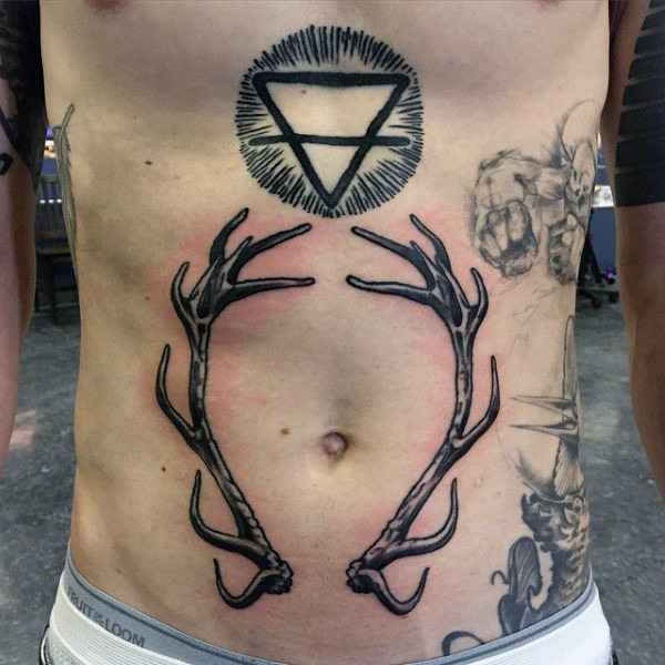 70 Geweih Tattoo Designs für Männer - Coole verzweigte Horn Tinte Ideen  