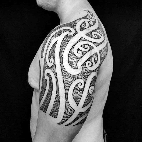 80 Tribal Schulter Tattoos für Männer - Maskuline Design-Ideen  