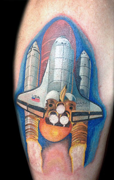 40 Raumschiff Tattoo Designs für Männer - Weltraum-Tinte Ideen  