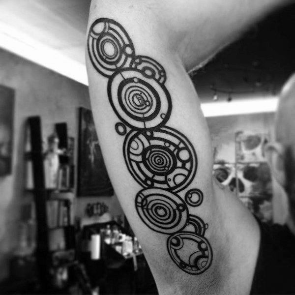 40 Gallifreyan Tattoo Designs für Männer - Doctor Who Ink Ideen  