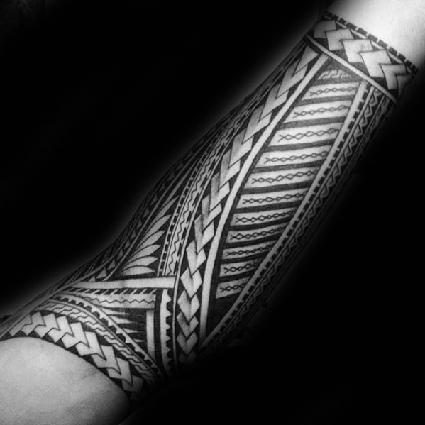 40 polynesischen Unterarm Tattoo-Designs für Männer - männliche Stammes-Ideen  