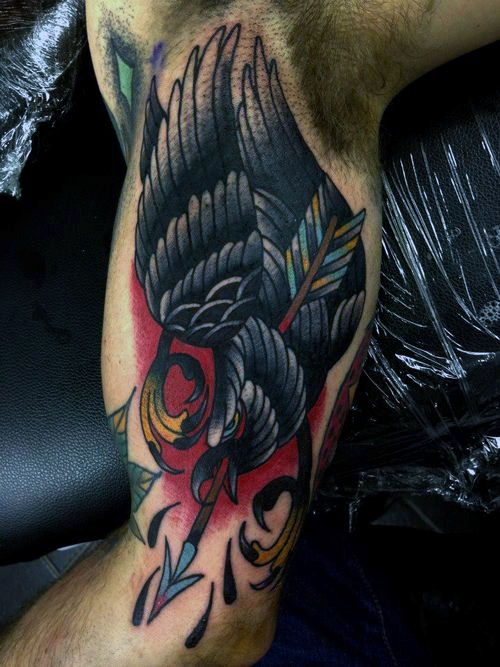 40 traditionelle Crow Tattoo Designs für Männer - Old School Bird Ideen  