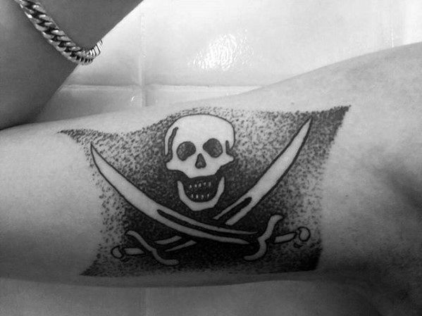 40 Piraten Flagge Tattoo-Designs für Männer - Jolly Roger Ink Ideen  