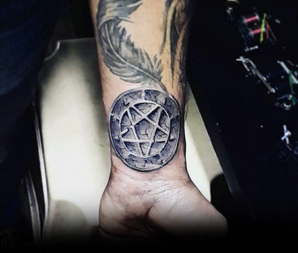 50 Pentagramm Tattoo-Designs für Männer - fünf Spitzen Star Ideen  