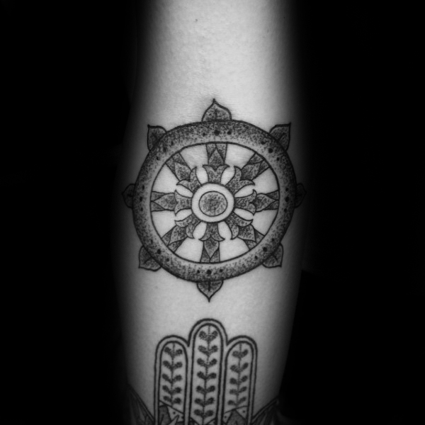 40 Dharma Wheel Tattoo-Designs für Männer - Dharmakakra-Tinte Ideen  