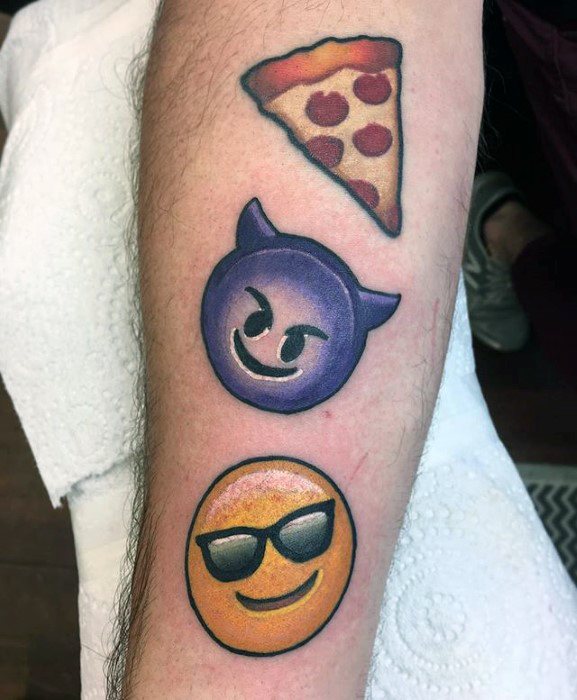 30 Emoji Tattoo Designs für Männer - Emoticon Ink Ideas  