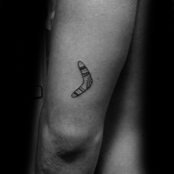 40 Boomerang Tattoo Designs für Männer Curved Wood Ink Ideen Mann