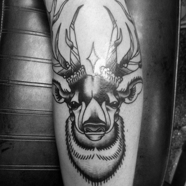 40 traditionelle Deer Tattoo Designs für Männer - Tier Ideen  