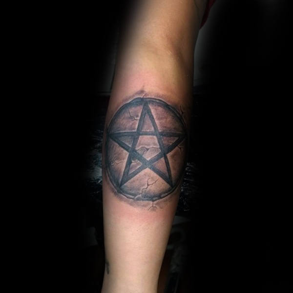 50 Pentagramm Tattoo-Designs für Männer - fünf Spitzen Star Ideen  