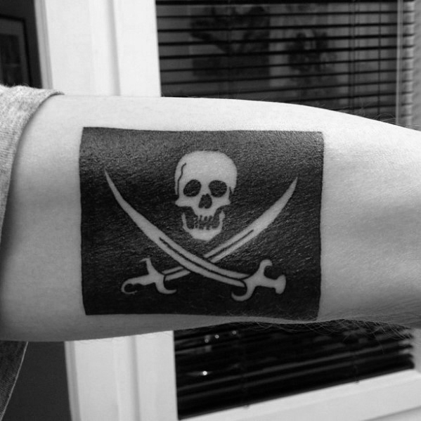 40 Piraten Flagge Tattoo-Designs für Männer - Jolly Roger Ink Ideen  