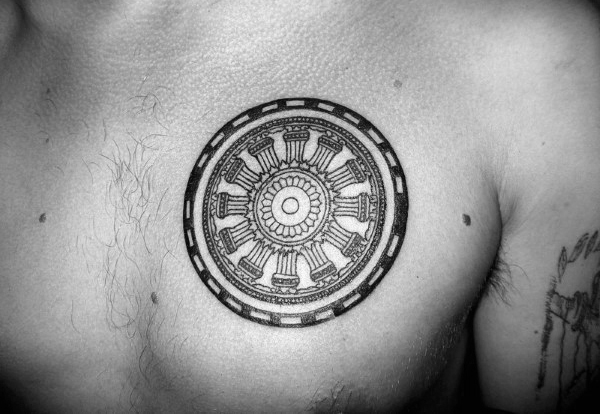 40 Dharma Wheel Tattoo-Designs für Männer - Dharmakakra-Tinte Ideen  