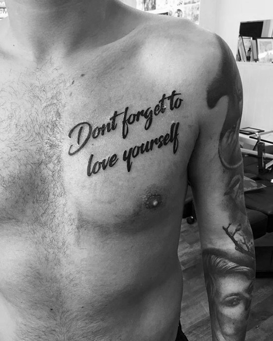 50 Brust Zitat Tattoo Designs für Männer - Phrase Ink Ideen  