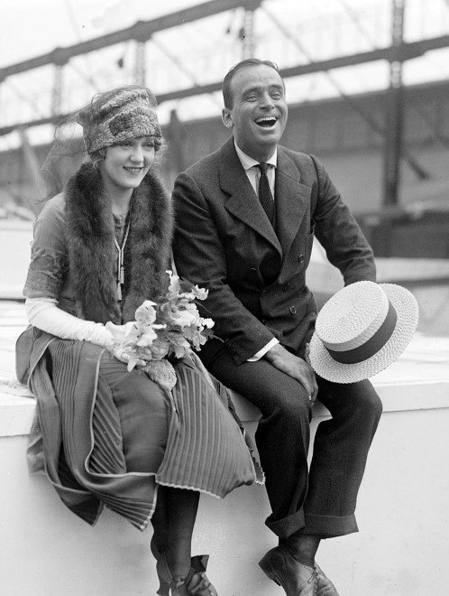 Frisuren der 1920er Jahre für Männer - noble Schnitte mit einem Hut gekrönt  