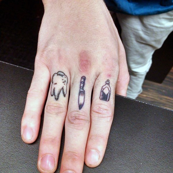 75 Finger Tattoos für Männer - Manly Design-Ideen  