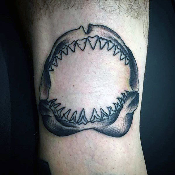 60 Shark Jaw Tattoo Designs für Männer - ein Biss Tinte Ideen  