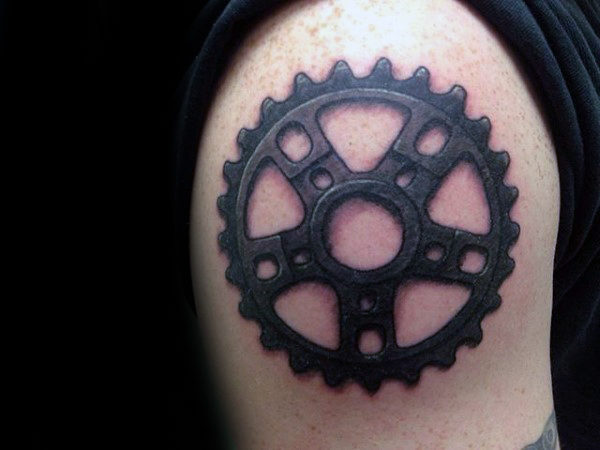 40 Kettenrad Tattoo Designs für Männer Gear Ink Ideen
