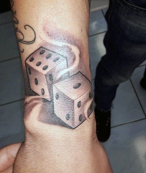 75 Würfel-Tattoos für Männer - das Spieler-Paradies bekannt als das Leben  