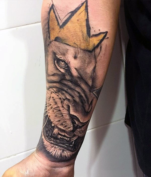 50 Löwen mit Krone Tattoo Designs für Männer - Royal Ink Ideen  