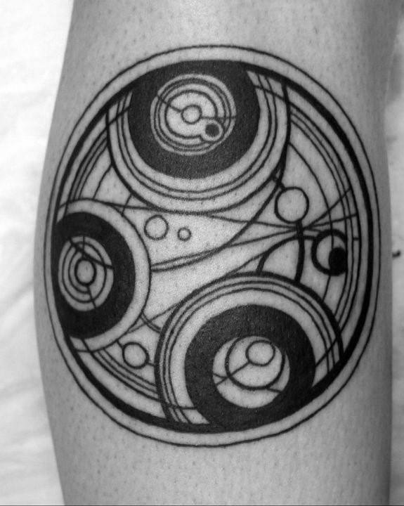 40 Gallifreyan Tattoo Designs für Männer - Doctor Who Ink Ideen  