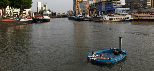 Der Hot Tug-ein Whirlpool-Boot ist ein Holzfeuer Schwimmdock Jacuzzi  