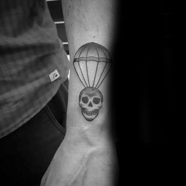 30 Fallschirm Tattoo Designs für Männer - Sky Diving Ink Ideen  