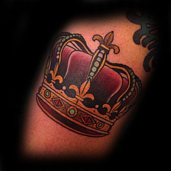 50 traditionelle Crown Tattoo Designs für Männer - Old School-Ideen  