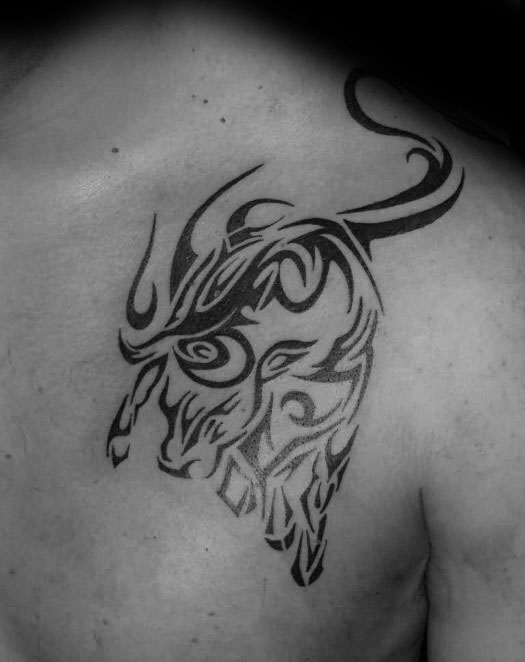 40 Tribal Bull Tattoo Designs für Männer - leistungsstarke Tinte Ideen  