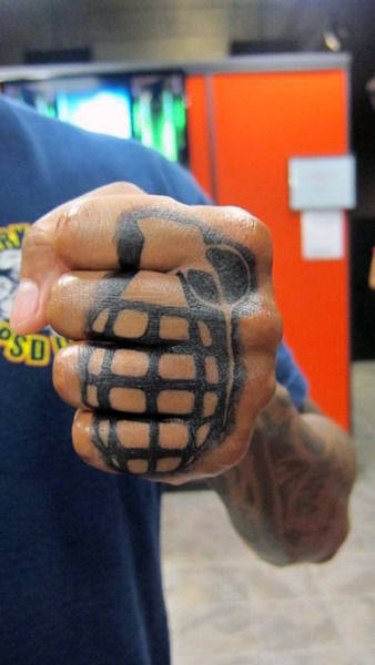 50 Granate Tattoo Designs für Männer - Explosive Ink Ideen  