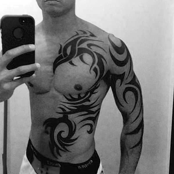 50 Badass Tribal Tattoos für Männer - Manly Design-Ideen  