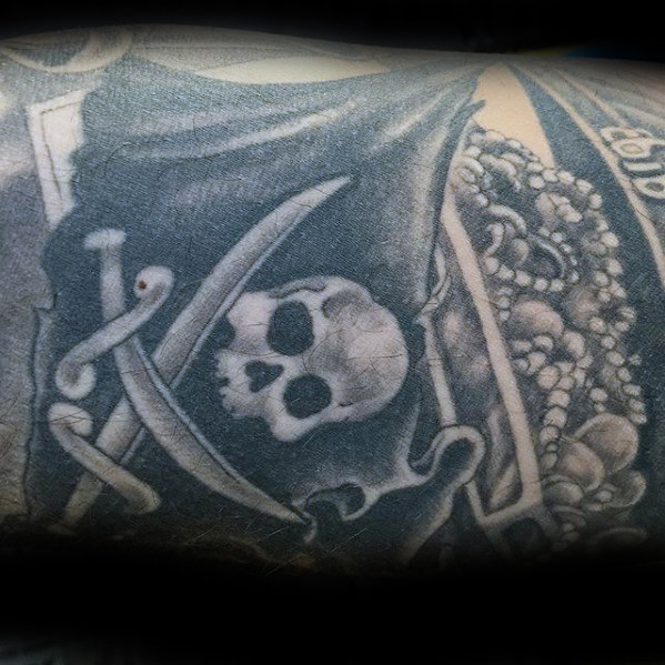 40 Piraten Flagge Tattoo-Designs für Männer - Jolly Roger Ink Ideen  