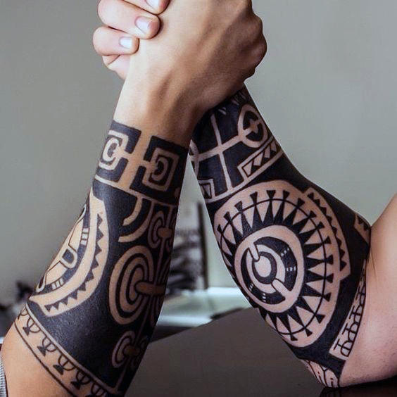 60 Tribal Unterarm Tattoos für Männer - Manly Ink Design-Ideen  