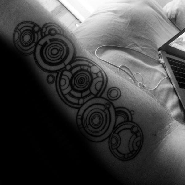 40 Gallifreyan Tattoo Designs für Männer - Doctor Who Ink Ideen  