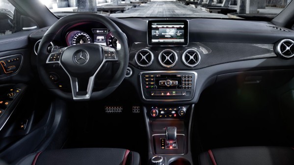 Racing-abgeleitete 2014 Mercedes-Benz CLA 45 AMG  