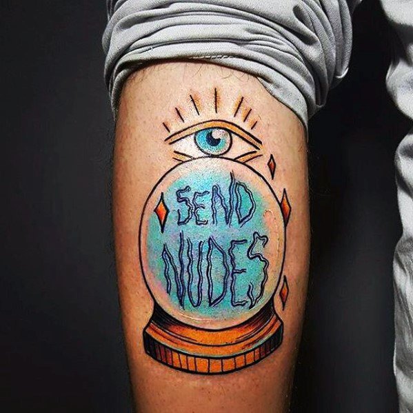 50 Crystal Ball Tattoo Designs für Männer - Wahrsager Tinte Ideen  