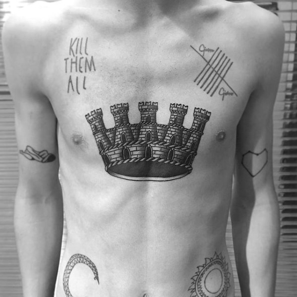 50 traditionelle Crown Tattoo Designs für Männer - Old School-Ideen  