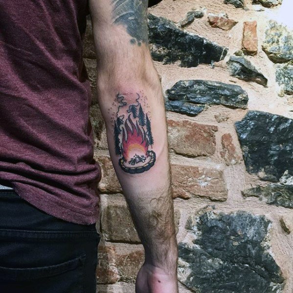 50 Lagerfeuer Tattoo-Designs für Männer - Great Outdoors Ink Ideen  