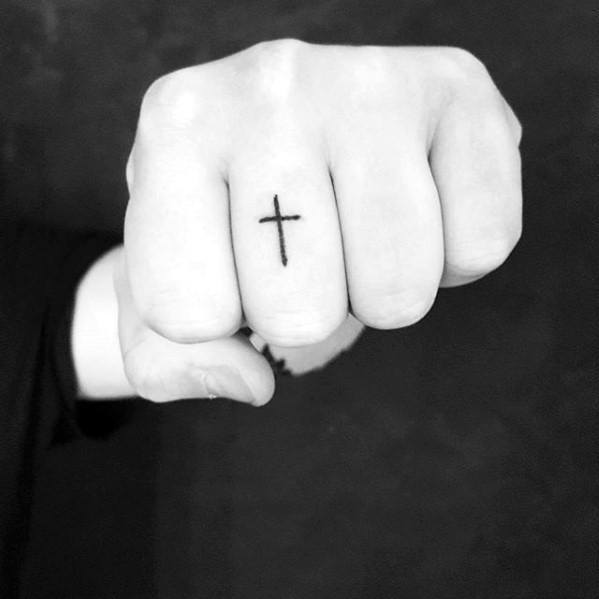 50 einfache Kreuz Tattoos für Männer - religiöse Tinte Design-Ideen  