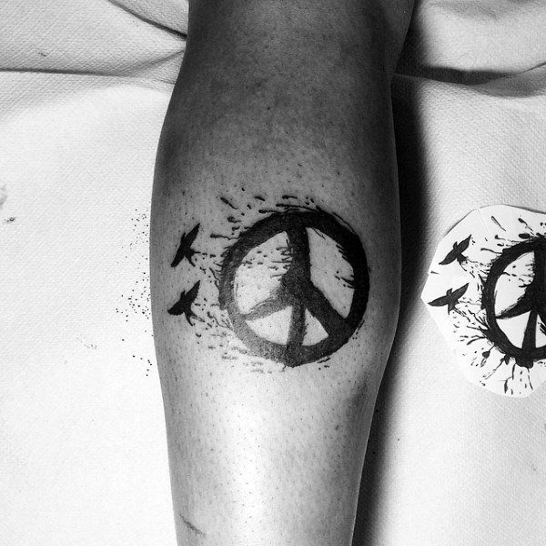 70 Friedenszeichen-Tätowierungen für Männer - symbolische Tinten-Design-Ideen  