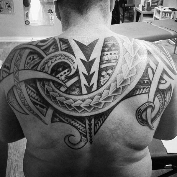 50 Upper Back Tattoos für Männer - Masculine Ink Design-Ideen  