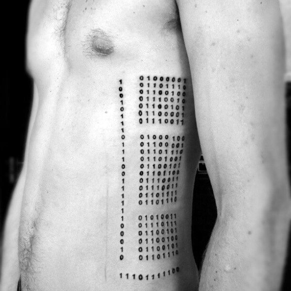 30 binäre Tattoo Designs für Männer - kodierte Tinte Ideen  