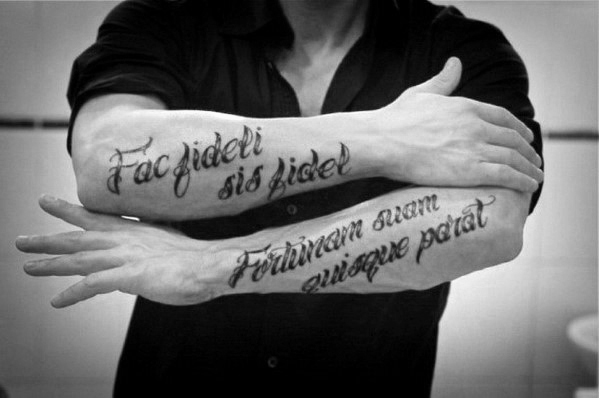 60 Lateinische Tattoos für Männer - Antike Sprachdesign Ideen  