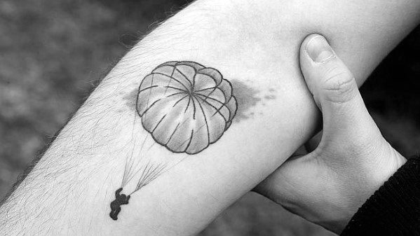 30 Fallschirm Tattoo Designs für Männer - Sky Diving Ink Ideen  