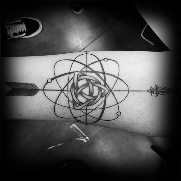 40 Atom Tattoo Designs für Männer - chemische Element Tinte Ideen  
