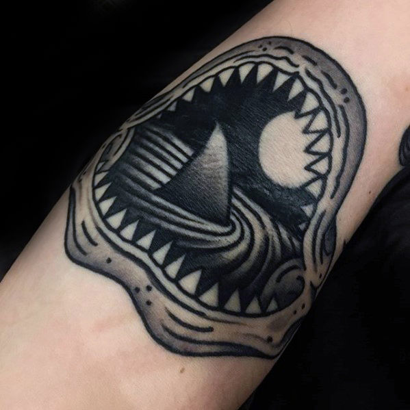 60 Shark Jaw Tattoo Designs für Männer - ein Biss Tinte Ideen  