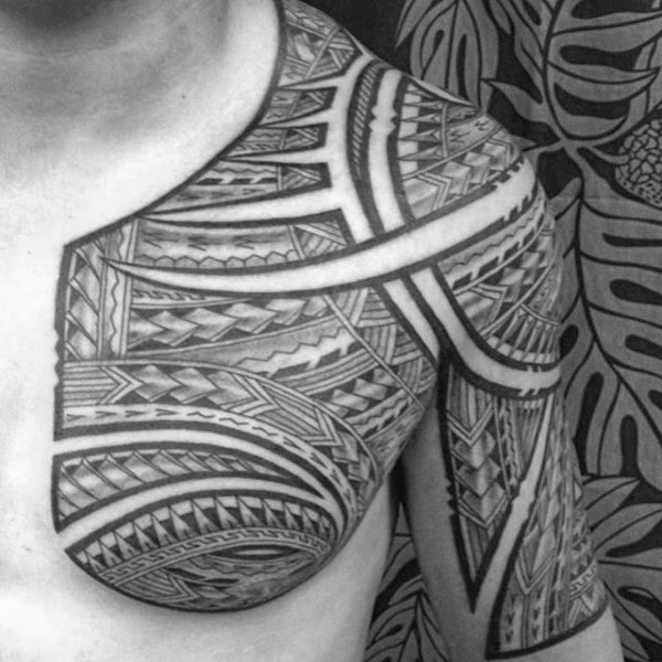 50 polynesische Brust Tattoo Designs für Männer - Stammes-Ideen  