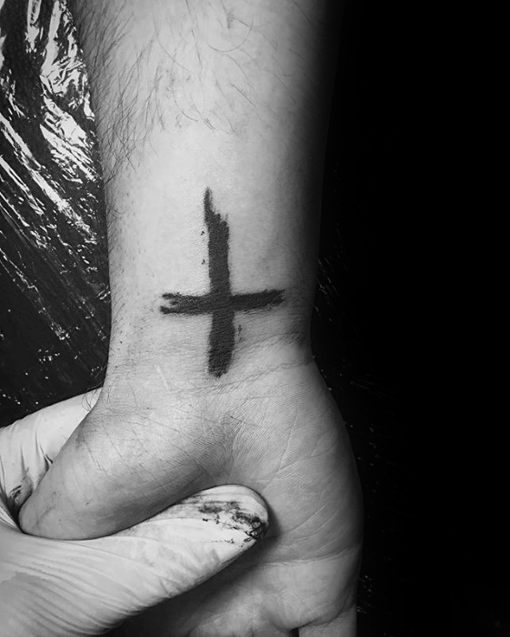 50 einfache Kreuz Tattoos für Männer - religiöse Tinte Design-Ideen  