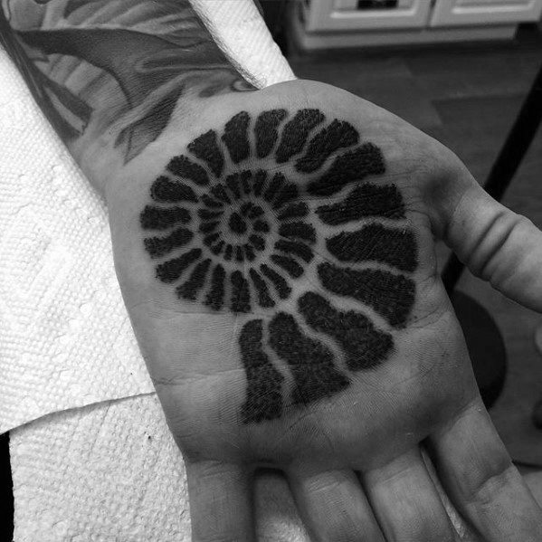 40 Ammoniten Tattoo Designs für Männer - Fossil Ink Ideas  