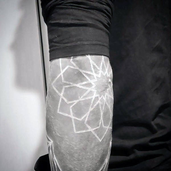100 weiße Tinten-Tätowierungen für Männer - kühle farblose Design-Ideen  