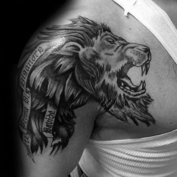 50 Löwen Schulter Tattoo Designs für Männer - Maskulin Ink Ideen  