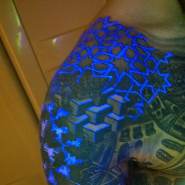 60 Glow In The Dark Tattoos für Männer - UV Black Light Ink Designs  